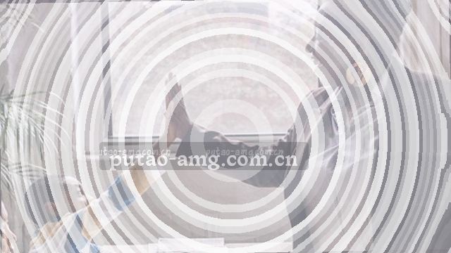 一位西装男子递出名片，微笑着示意联系方式。