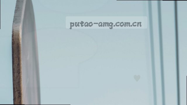 阳光下，女孩对着手机屏幕理了理头发，深吸一口气，按下通话键。